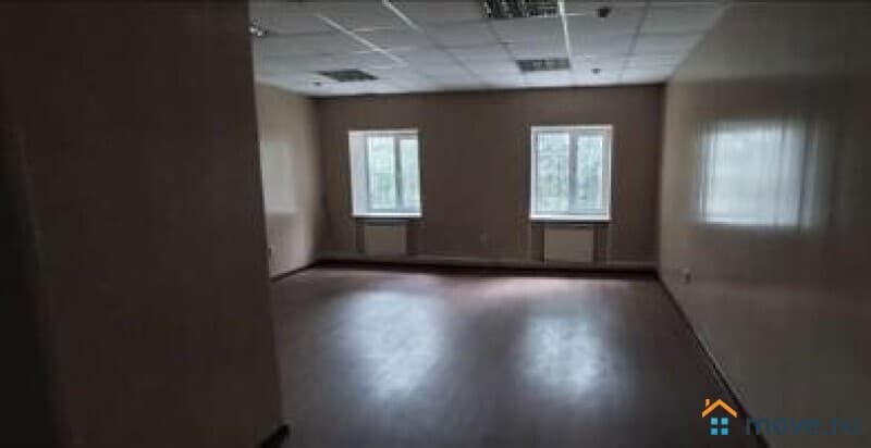 нежилое здание, 1300 м²