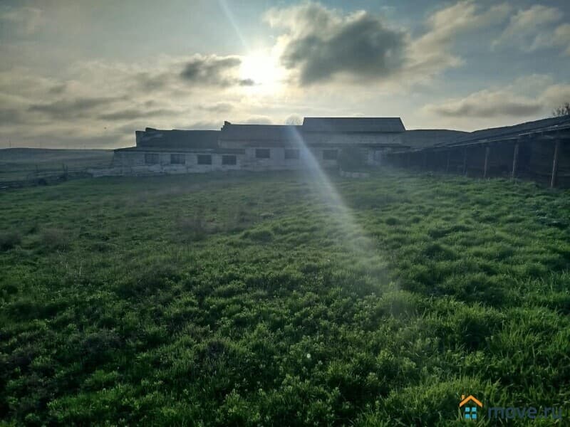 нежилое здание, 819 м²