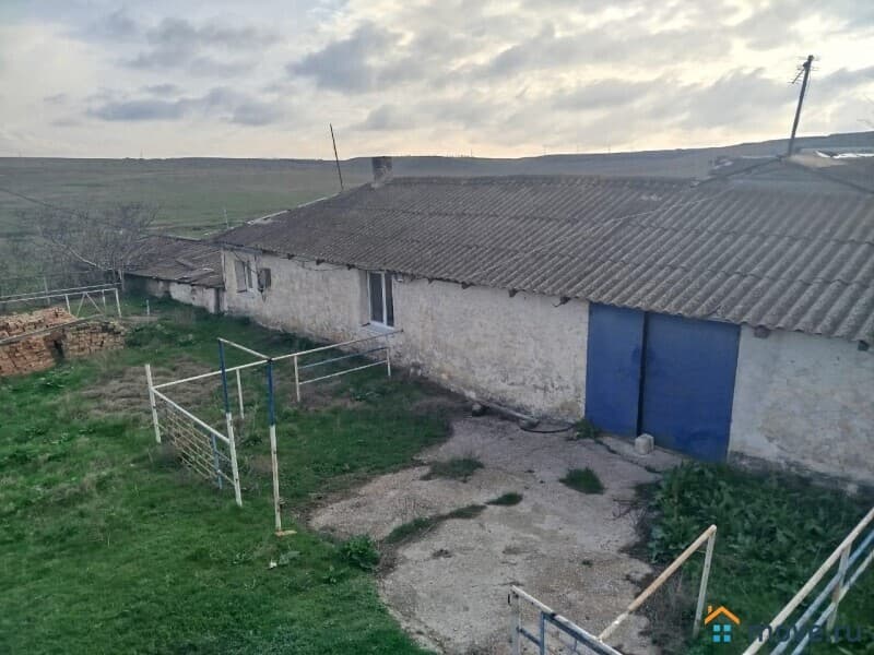 нежилое здание, 819 м²