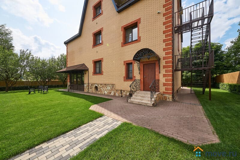 коттедж, 550 м²