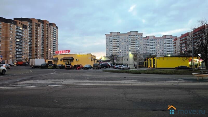 нежилое здание, 1705 м²