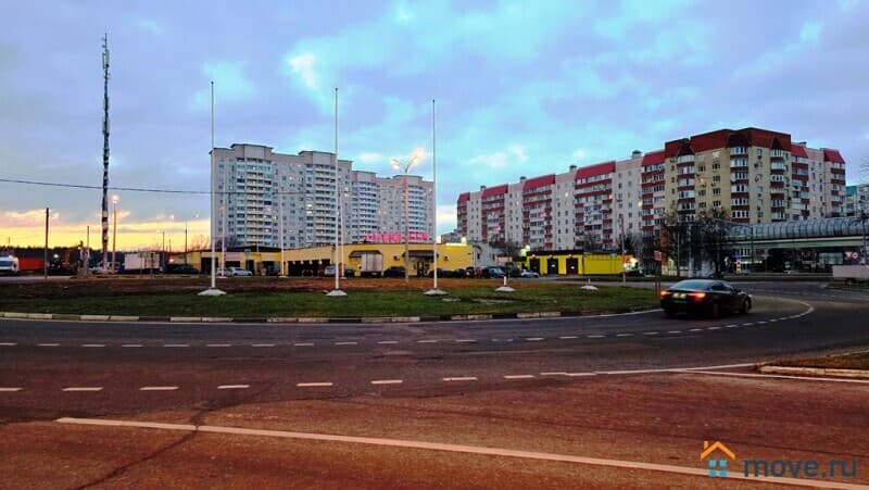 нежилое здание, 1705 м²