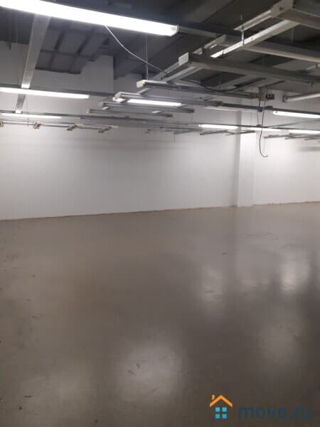 нежилое здание, 700 м²