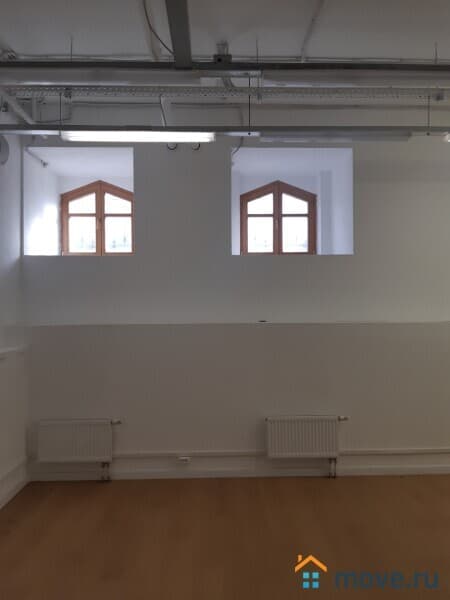 нежилое здание, 700 м²