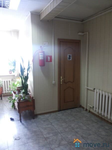 нежилое здание, 1025 м²