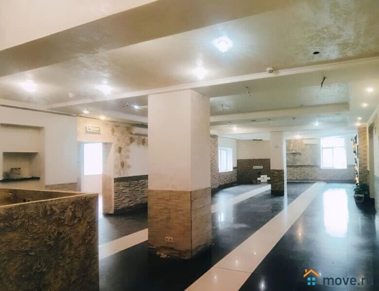 нежилое здание, 930 м²