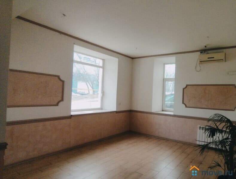 нежилое здание, 930 м²