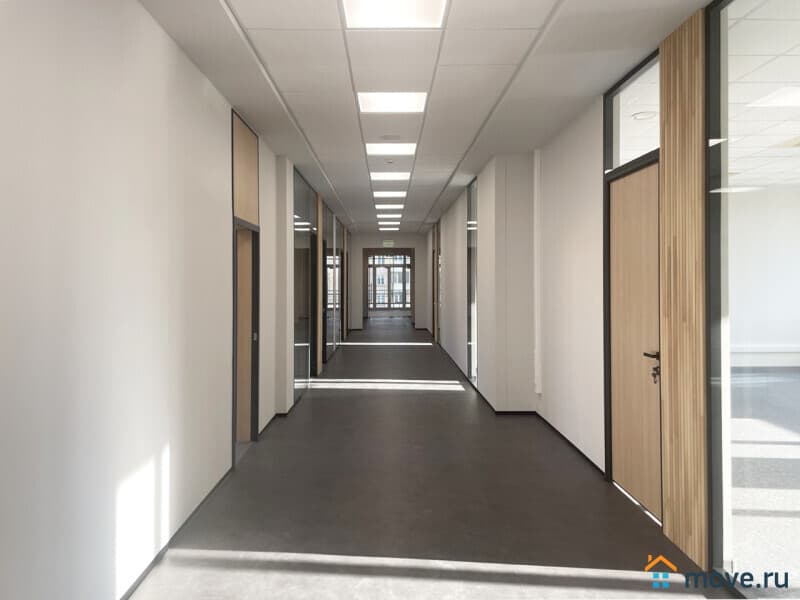 нежилое здание, 3900 м²