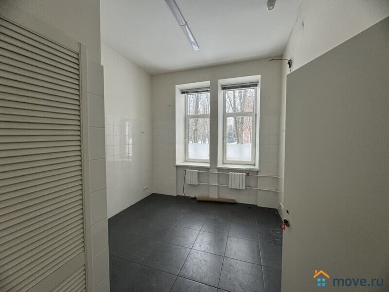 нежилое здание, 1341 м²