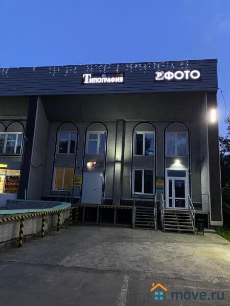 нежилое здание, 2220 м²
