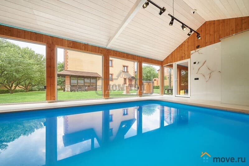 коттедж, 550 м²