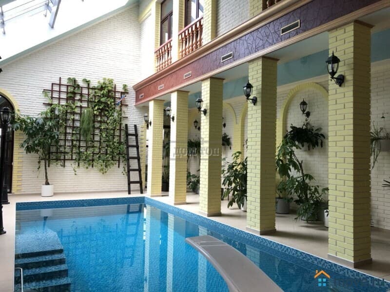 коттедж, 1100 м²