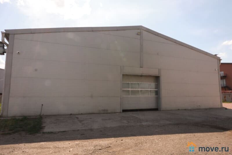 нежилое здание, 1600 м²