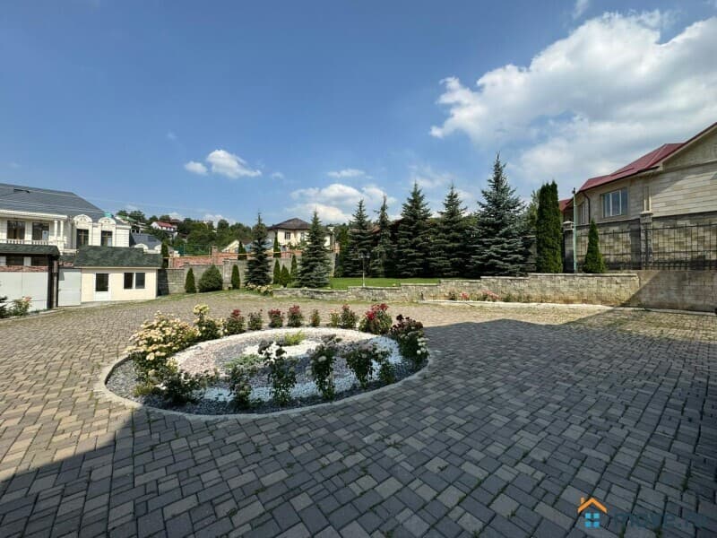дом, 1670 м²