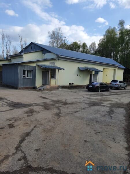 нежилое здание, 1060 м²
