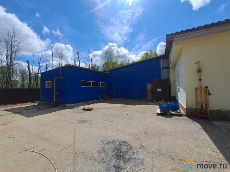 нежилое здание, 1060 м²
