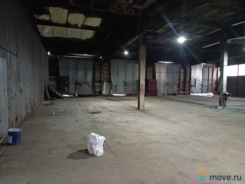 нежилое здание, 900 м²