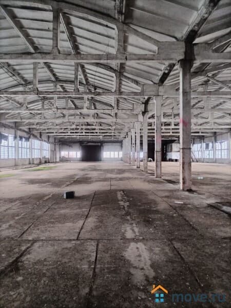 нежилое здание, 4600 м²