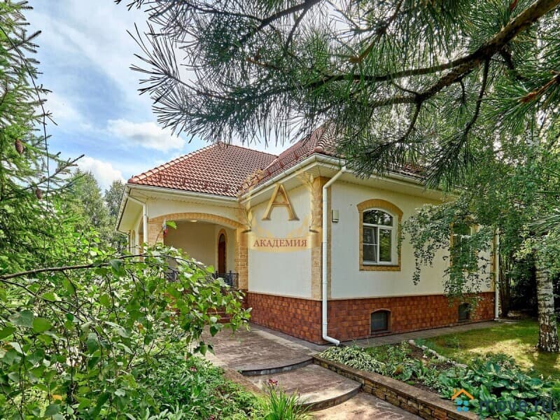 коттедж, 700 м&sup2;